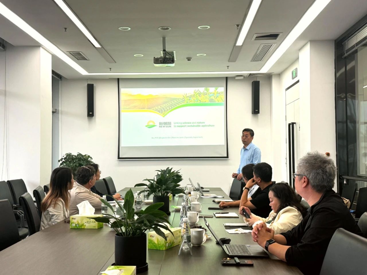 以色列駐成都總領(lǐng)事代表團一行蒞臨新朝陽參觀交流，共探中以農(nóng)業(yè)科技協(xié)同發(fā)展之路